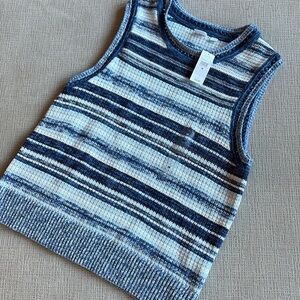 Gap knit top. New with tags. Lots of shades of blue. Medium. 17.5 pit to pit